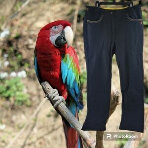 NWOT Macaw Sports black strech pants with gold stitching size Medium